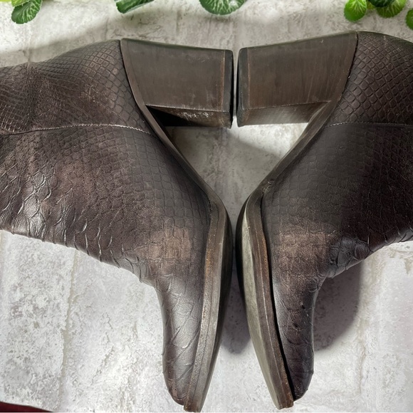 VIA Boots Women’s Sz 39 Brown Leather Snake Embossed Ankle - Picture 3 of 11